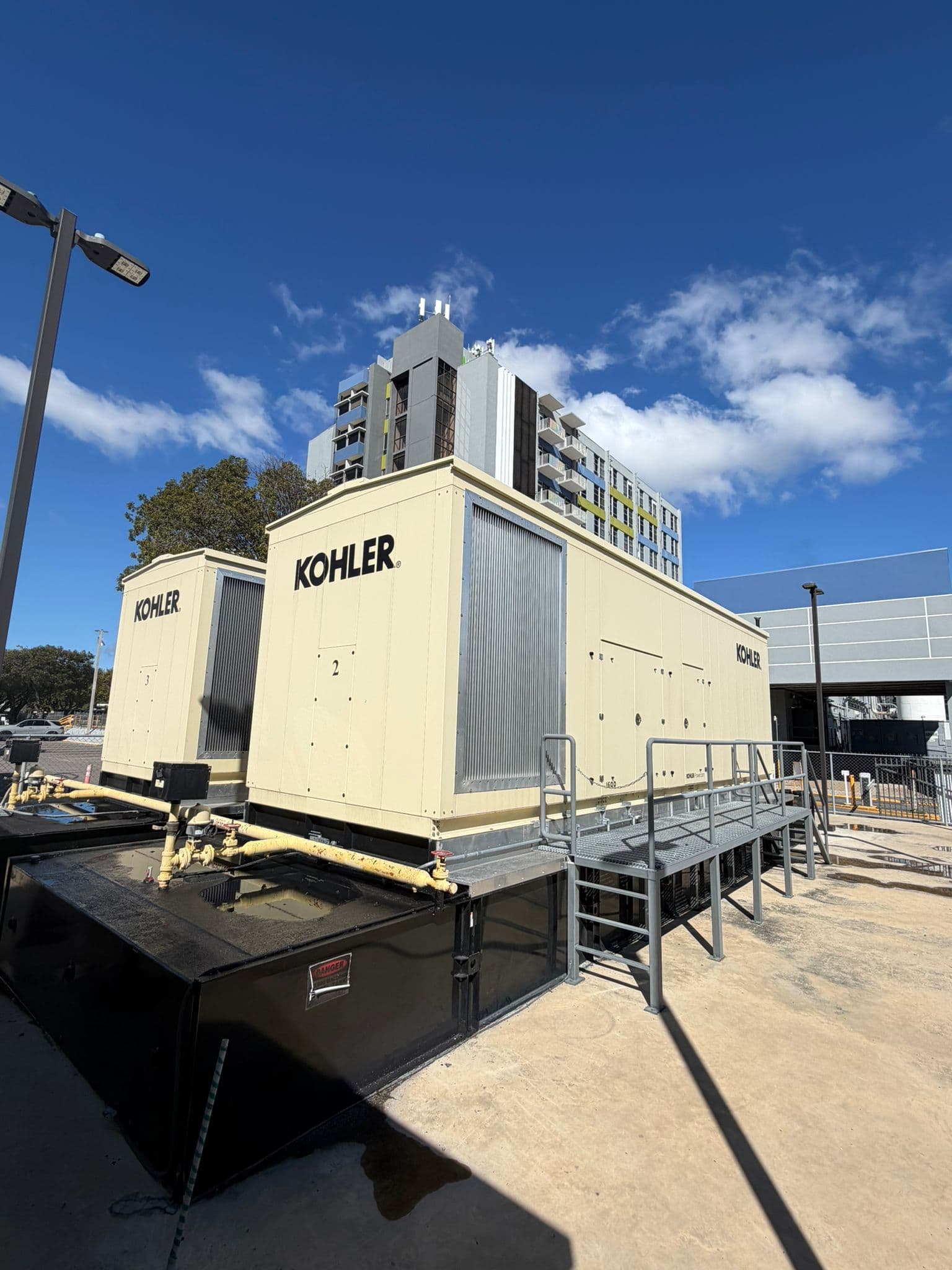 Generadores industriales Kohler instalados en una instalación comercial