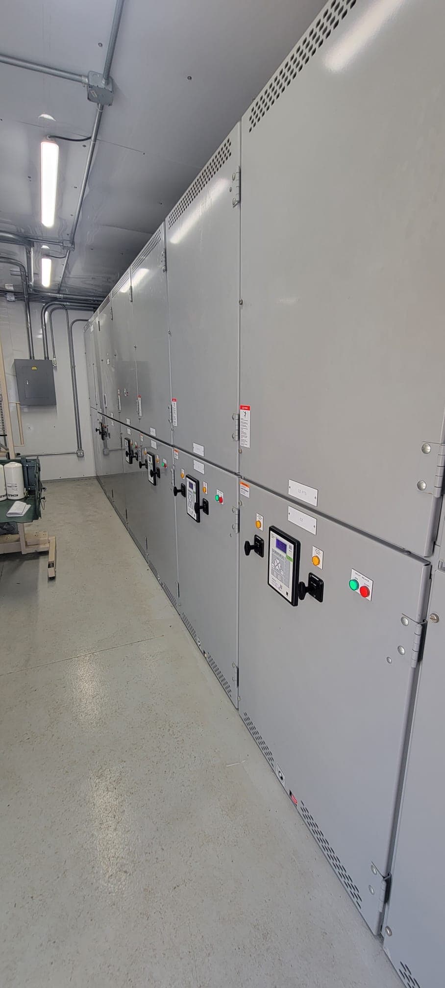 Fila de equipos switchgear y controles para sistemas de generación